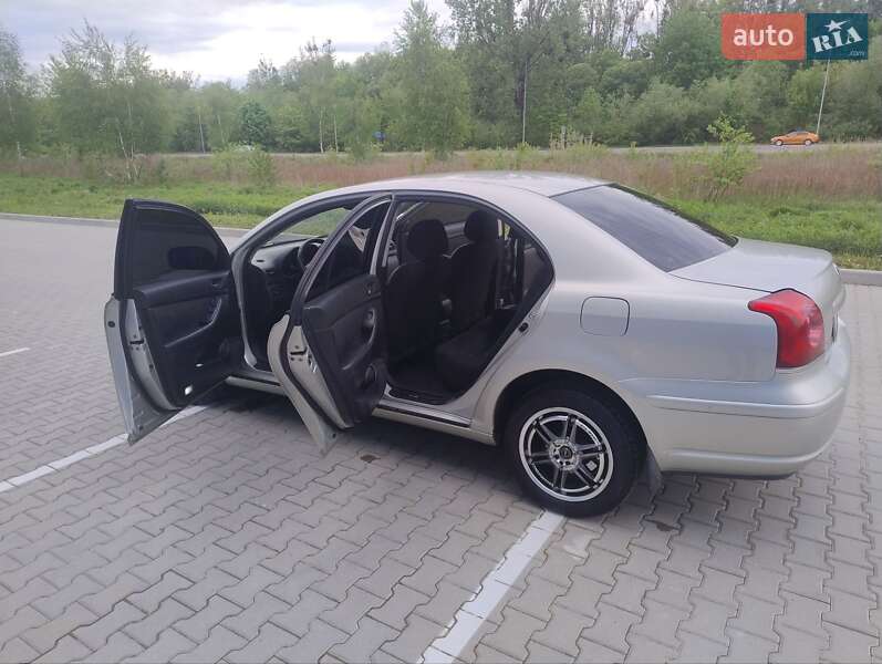 Седан Toyota Avensis 2004 в Львові