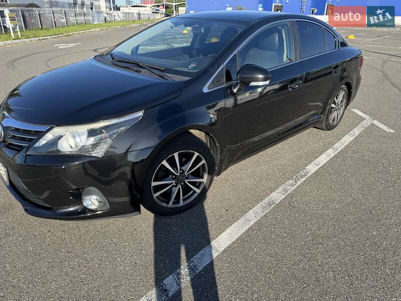 Седан Toyota Avensis 2013 в Киеве