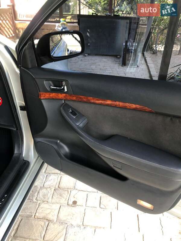 Седан Toyota Avensis 2005 в Миколаєві