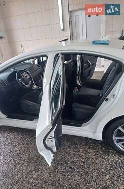 Седан Toyota Avensis 2012 в 