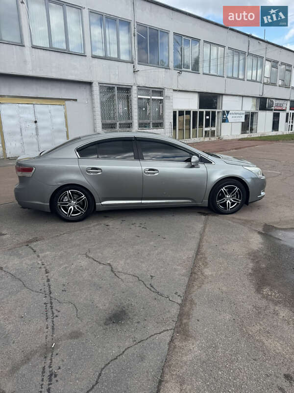Седан Toyota Avensis 2011 в Чернигове