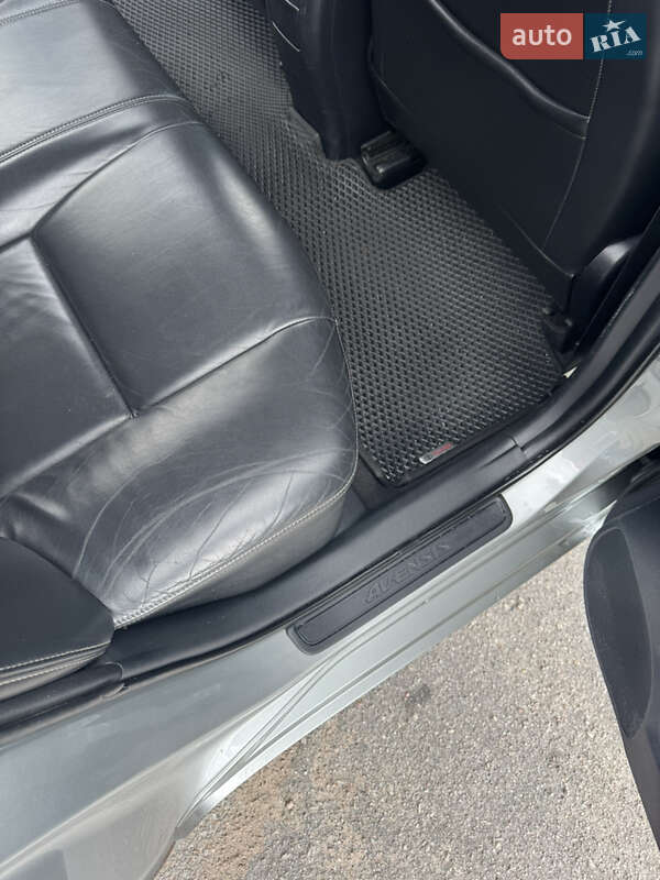 Седан Toyota Avensis 2011 в Чернигове