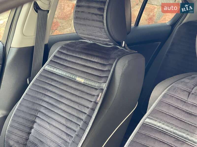 Седан Toyota Avensis 2012 в Кропивницком