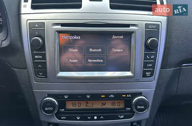 Седан Toyota Avensis 2012 в 