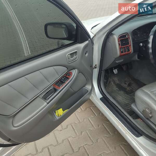 Седан Toyota Avensis 2000 в Ровно