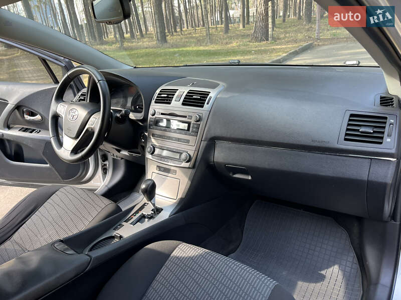 Седан Toyota Avensis 2012 в Чернігові