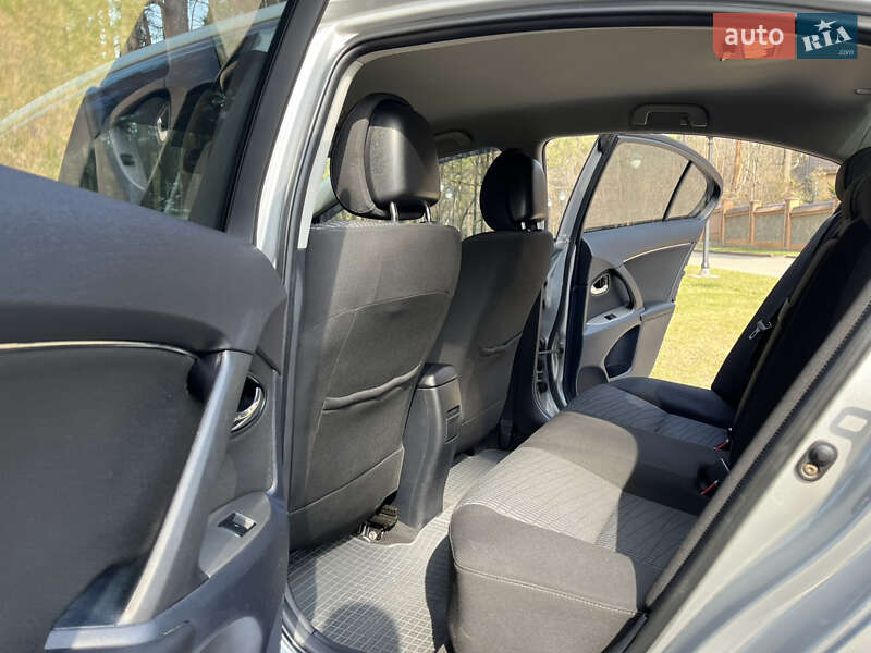 Седан Toyota Avensis 2012 в Чернігові