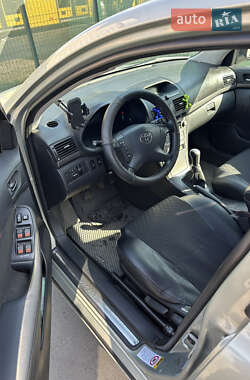 Ліфтбек Toyota Avensis 2004 в 