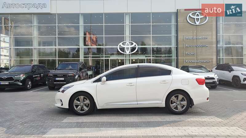 Седан Toyota Avensis 2014 в Киеве