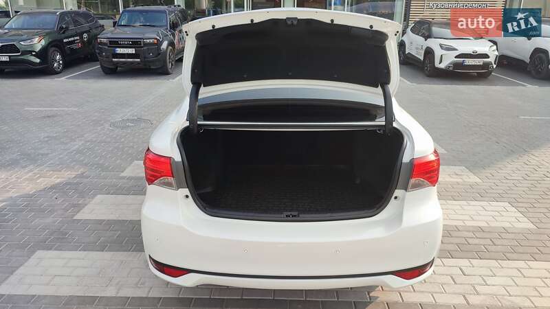 Седан Toyota Avensis 2014 в Киеве