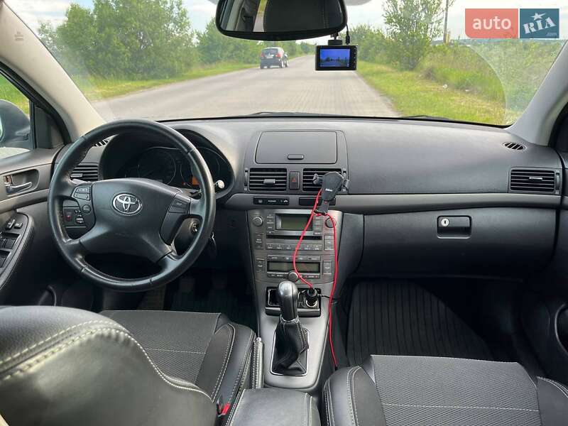 Седан Toyota Avensis 2006 в Львові