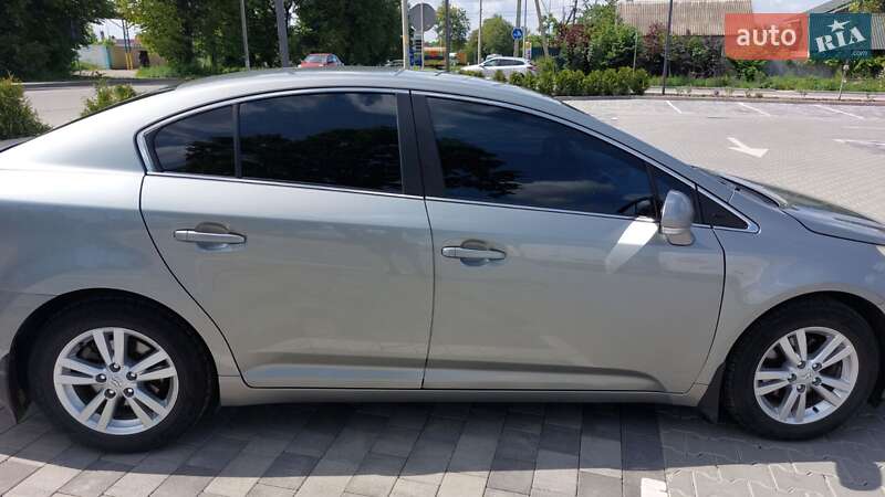 Седан Toyota Avensis 2011 в Виннице