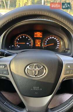 Седан Toyota Avensis 2011 в 