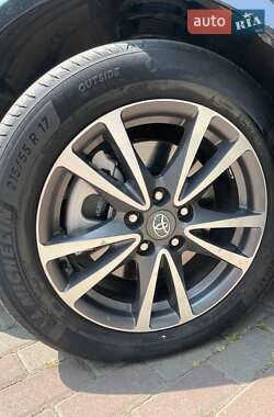 Седан Toyota Avensis 2012 в 