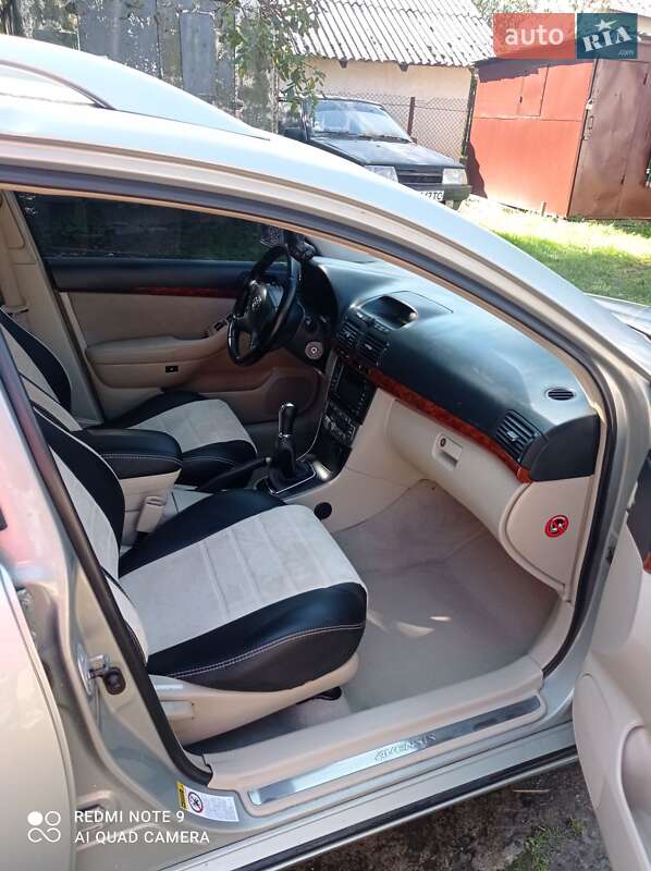 Универсал Toyota Avensis 2004 в Бориславе