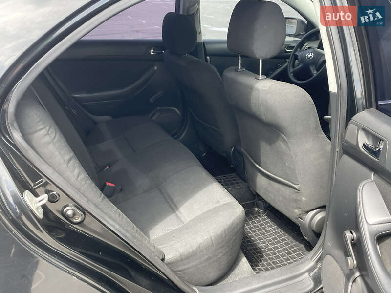 Седан Toyota Avensis 2004 в Киеве