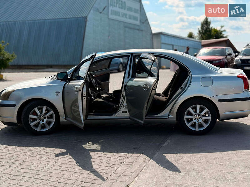 Седан Toyota Avensis 2004 в Львове