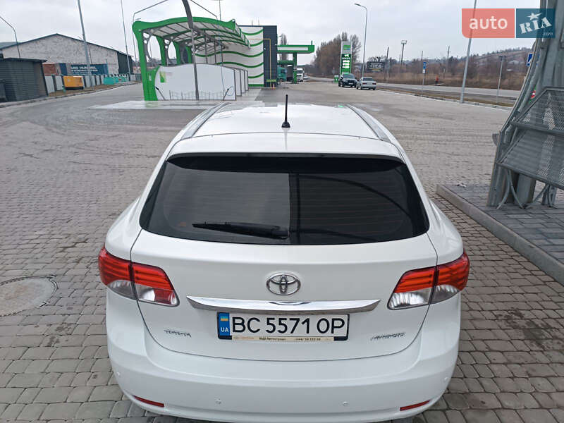 Універсал Toyota Avensis 2013 в Бережанах