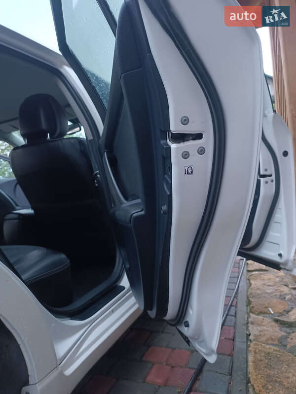 Універсал Toyota Avensis 2013 в Бережанах