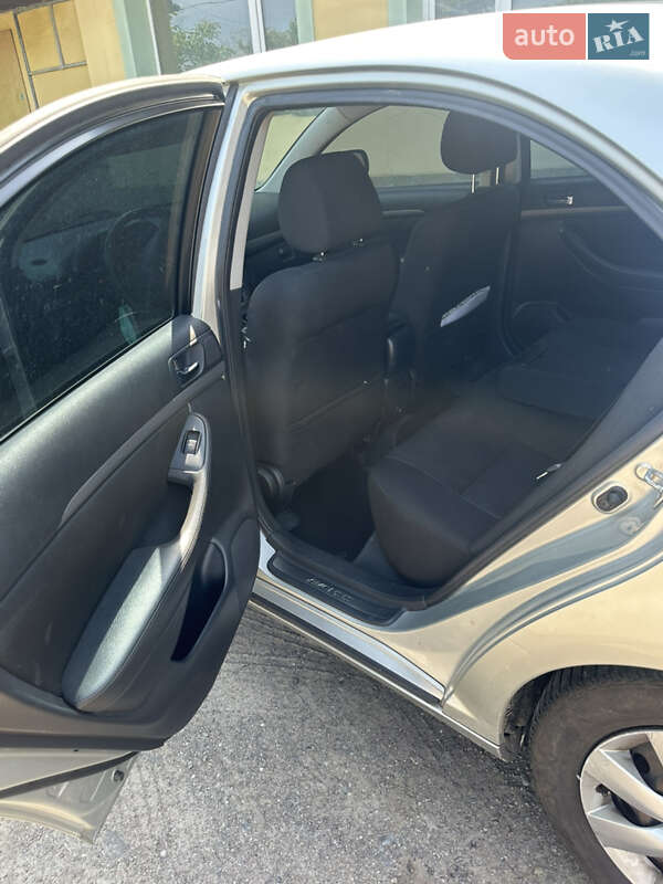 Седан Toyota Avensis 2008 в Львові