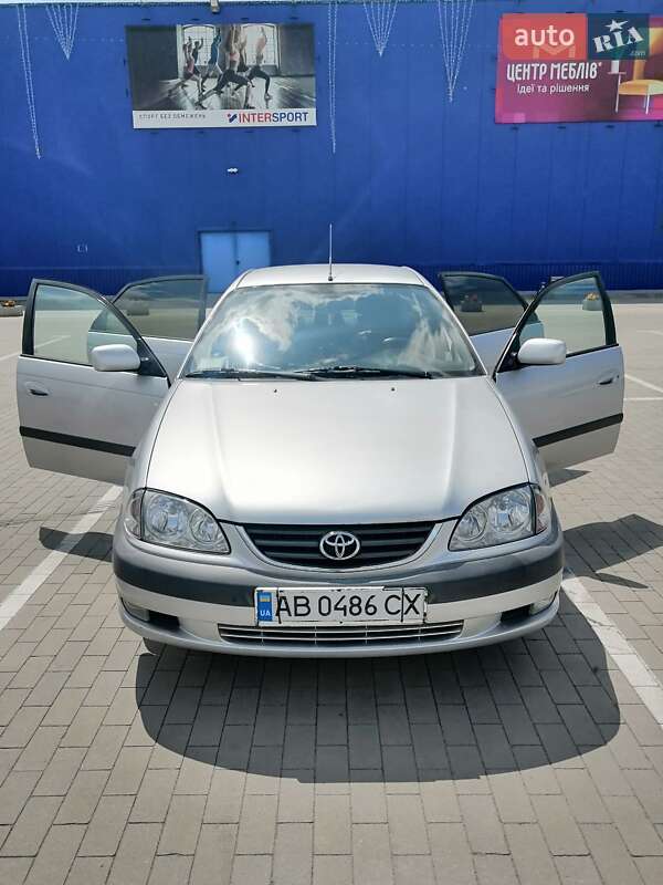 Лифтбек Toyota Avensis 2002 в Виннице