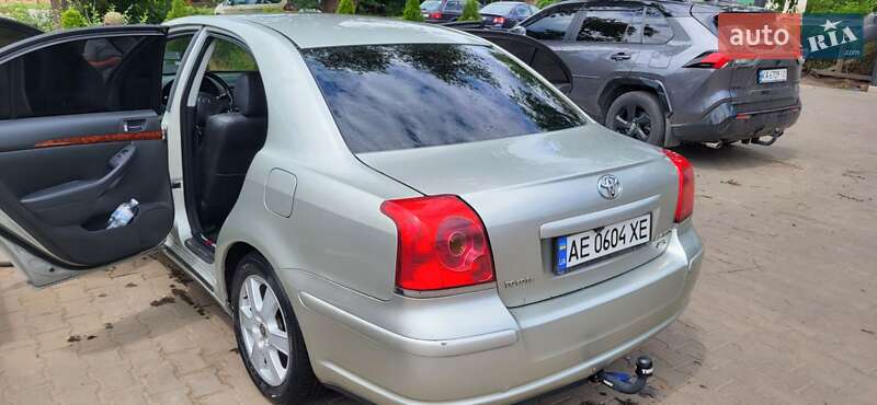 Седан Toyota Avensis 2003 в Кривом Роге