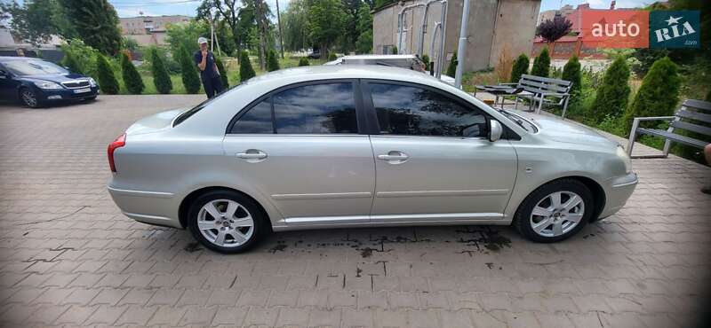 Седан Toyota Avensis 2003 в Кривом Роге