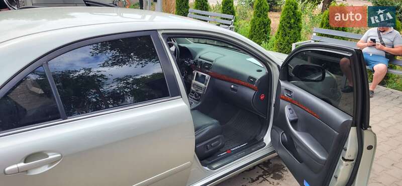 Седан Toyota Avensis 2003 в Кривом Роге