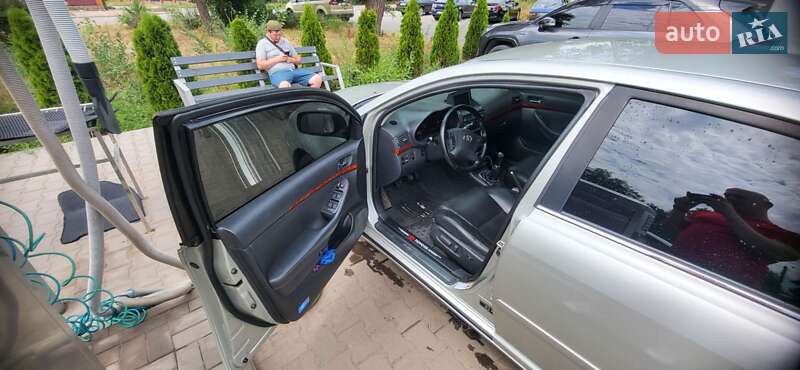 Седан Toyota Avensis 2003 в Кривом Роге