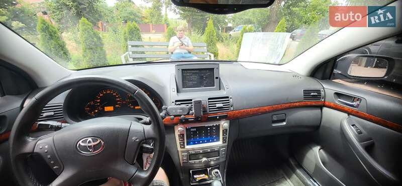 Седан Toyota Avensis 2003 в Кривом Роге