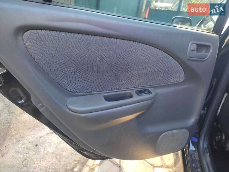 Седан Toyota Avensis 2000 в Одесі