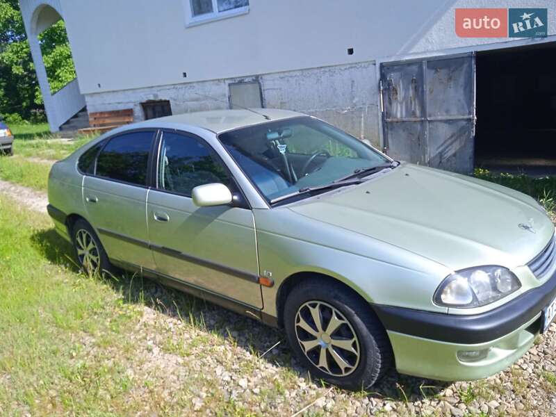 Ліфтбек Toyota Avensis 1999 в Вигоді