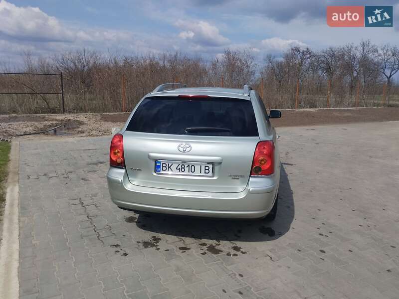Универсал Toyota Avensis 2005 в Покровском