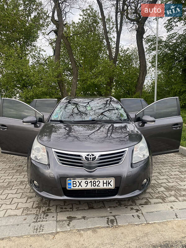 Универсал Toyota Avensis 2010 в Деражне