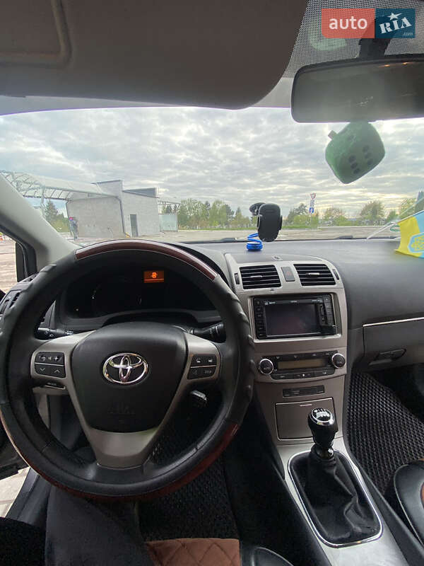 Универсал Toyota Avensis 2010 в Деражне