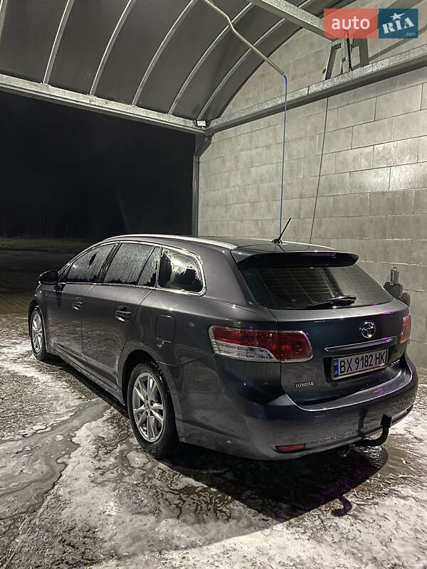 Универсал Toyota Avensis 2010 в Деражне