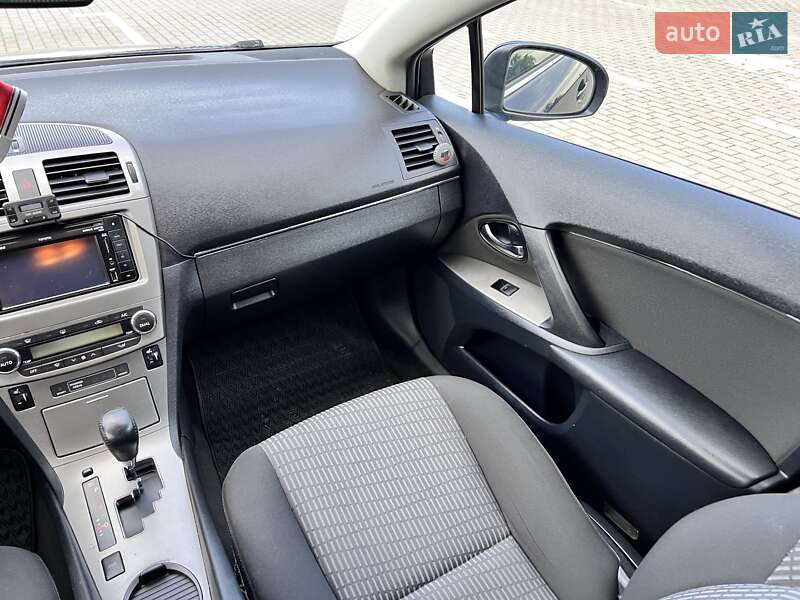 Универсал Toyota Avensis 2011 в Нововолынске