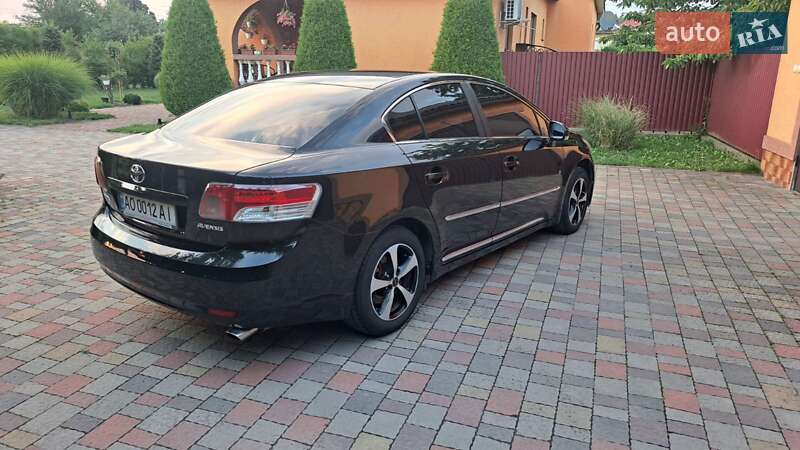 Седан Toyota Avensis 2009 в Мукачевому