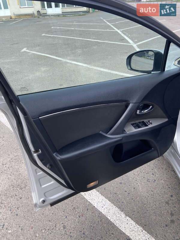 Универсал Toyota Avensis 2010 в Львове