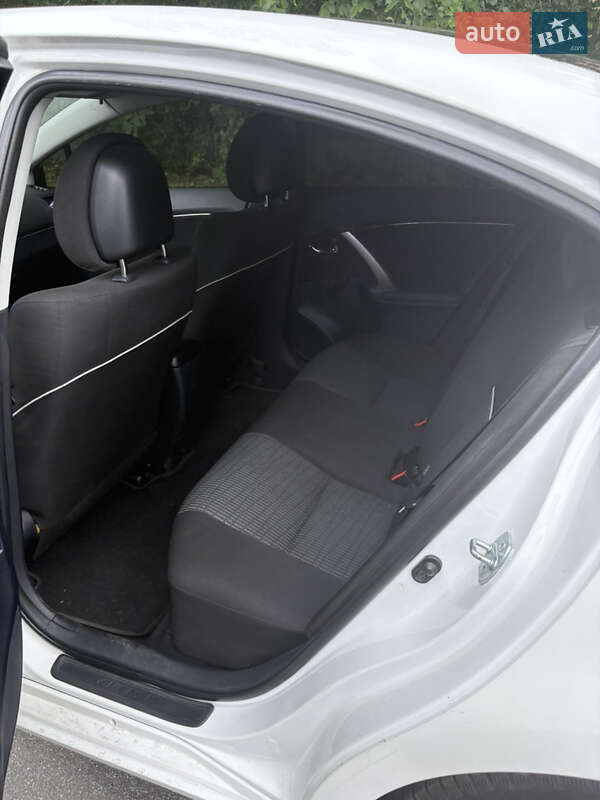 Седан Toyota Avensis 2012 в Стрию