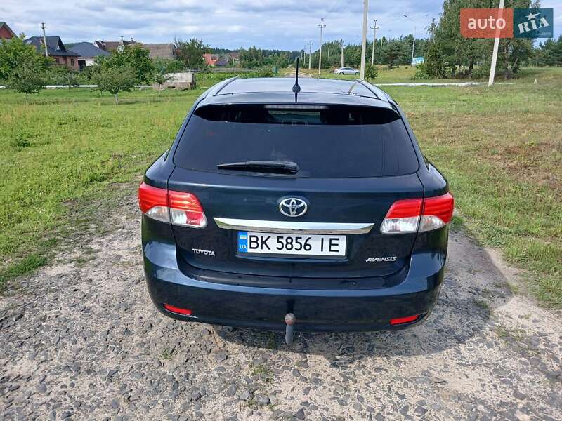 Універсал Toyota Avensis 2012 в Вараші