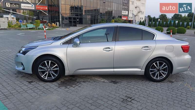 Седан Toyota Avensis 2012 в Львове