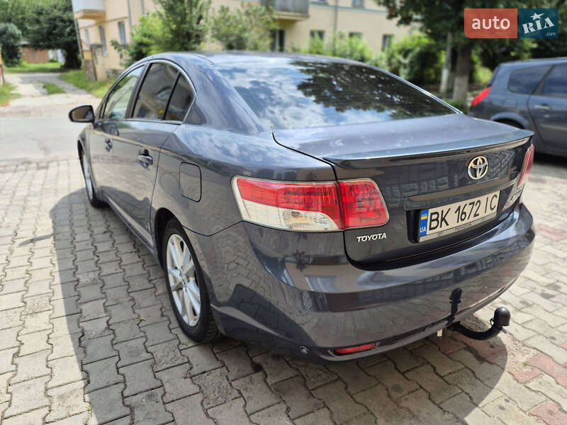 Седан Toyota Avensis 2010 в Рівному