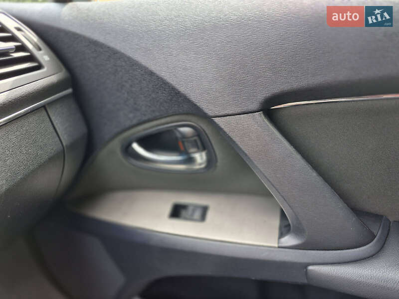 Седан Toyota Avensis 2010 в Рівному