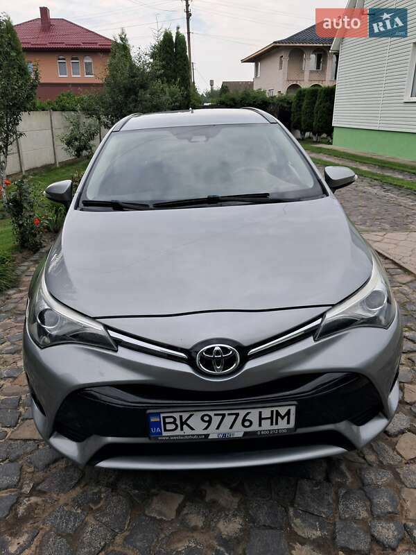 Универсал Toyota Avensis 2015 в Ровно