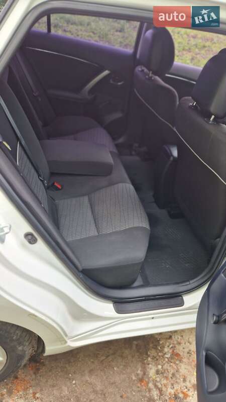 Универсал Toyota Avensis 2013 в Тернополе