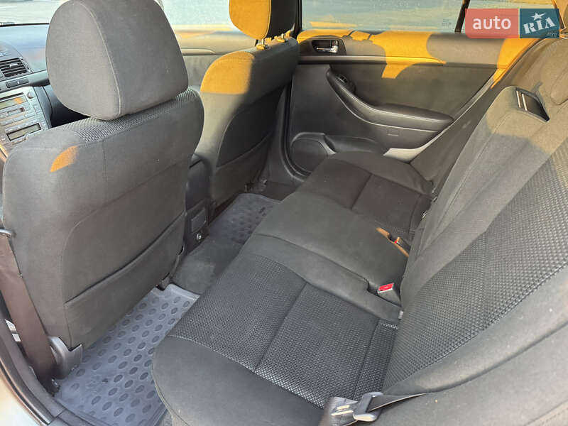 Універсал Toyota Avensis 2004 в Святопетрівське