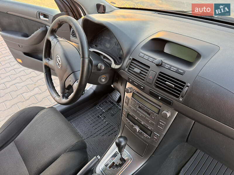 Універсал Toyota Avensis 2004 в Святопетрівське