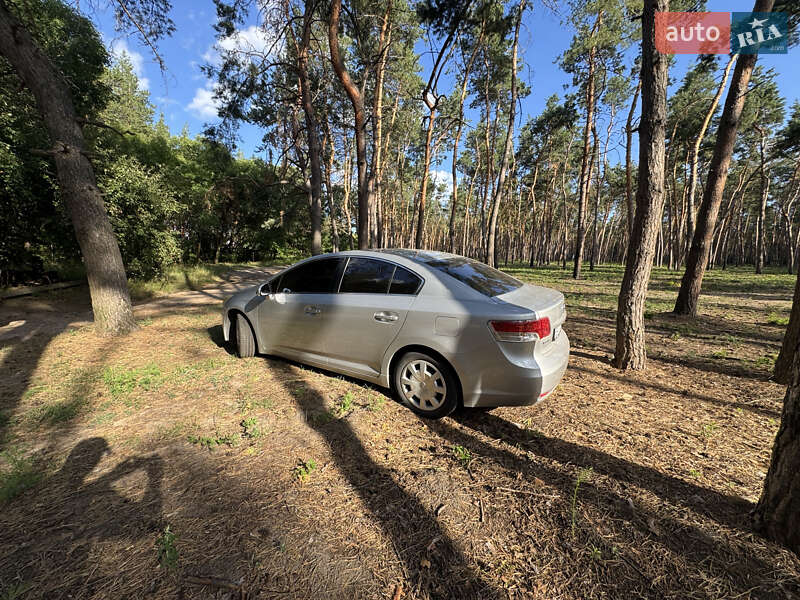 Седан Toyota Avensis 2010 в Кропивницком