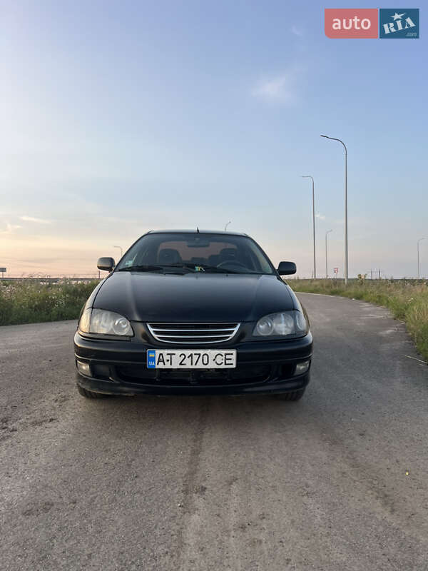 Седан Toyota Avensis 2000 в Коростышеве
